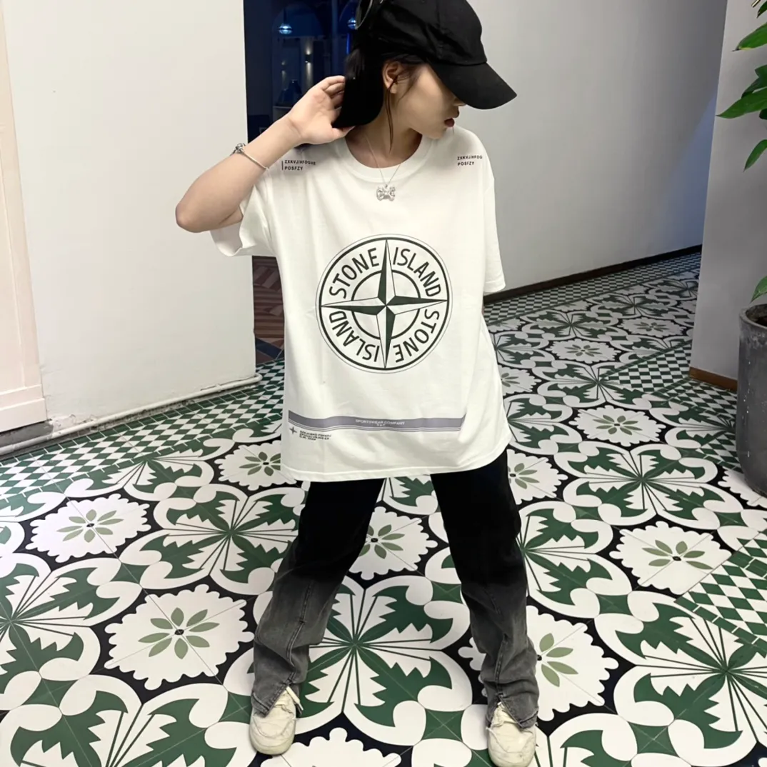 W616#P110💰 [Stone lsland/Stone Island summer new short-sleeved T-shirt with big green compass print on the chest] ⚠️[Original creation, high control of details] Made of 260g combed cotton 32-count double yarn - Simple basic versatile style, original single quality, the first choice for couples. - Made in a large factory, four needles and five threads on the shoulder, neatly arranged, high quality workmanship. - Same style for men and women, very versatile, one piece for each person Details are clearly visible. Color: Black White Size: M L